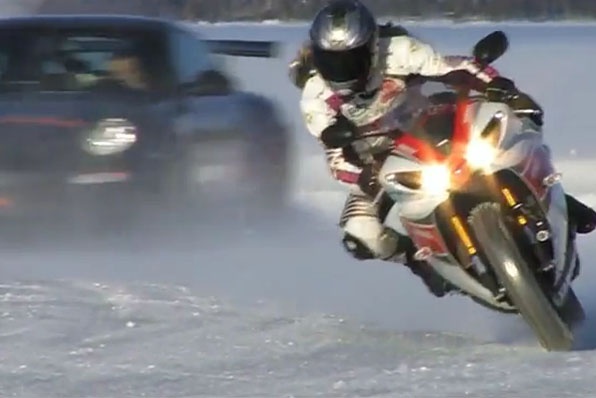 Yamaha R1雪地漂移