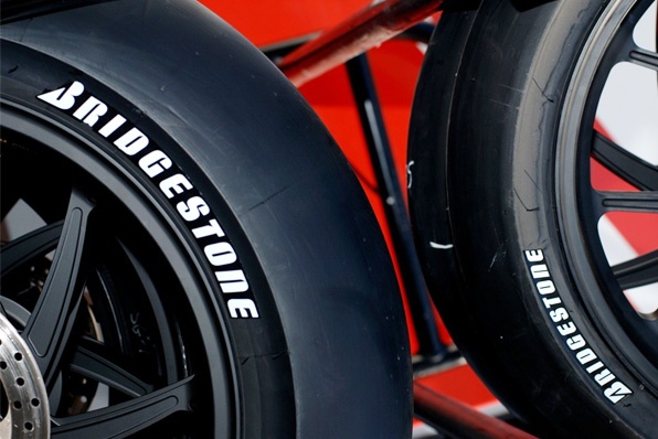 石橋Motogp輪胎－甚麼是非對稱輪胎