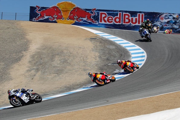 看Motogp車手如何攻入Laguna Seca落斜彎影片