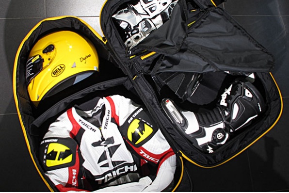 RS TAICHI GEAR BAG RSB266 收納賽車服飾裝備的超大拖箱