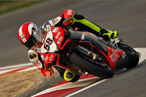 APRILIA捐出西蒙先尼RSV4戰車～