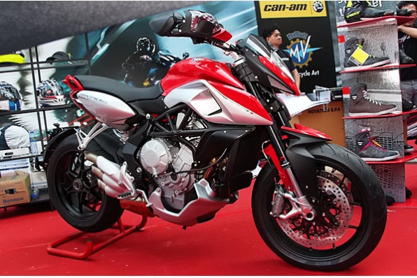 2014 MV AGUSTA Rivale 800－極科幻的車尾