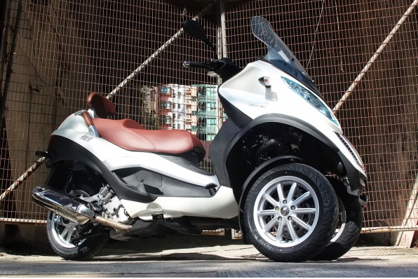2014 Piaggio MP3 300 & 500 LT BUSINESS-聯動剎車版珍珠白色登場