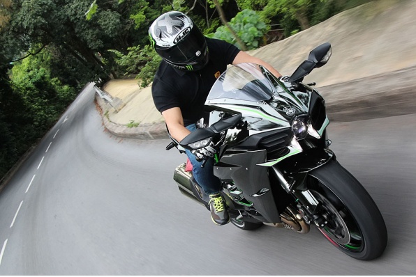 機械增壓2015 Kawasaki Ninja H2－瞬間加速力強得沒法形容