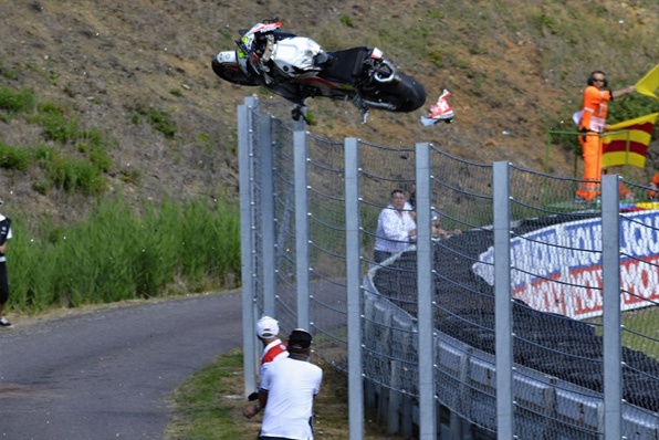 卡滋奴(Cal CRUTCHLOW)-Motogp捷克站冠軍戰馬跨欄