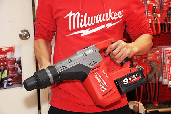 MILWAUKEE M18無炭刷強力震鑽及適合任何品牌電鑽使用的MILWAUKEE吸塵組件(需配合吸塵機使用)