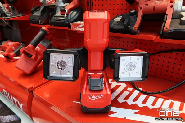 MILWAUKEE M18多角度工作燈 - 兩燈獨立式照射刁鑽的角度