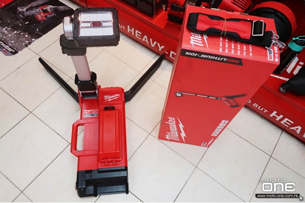 MILWAUKEE M18 LED Stand Light 防水防塵超強流明度的可攜式照明燈