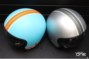 HJC V30│復古型時尚頭盔│粉藍配橙線及銀配灰線拉花│售價HK$1,280│三禾發售