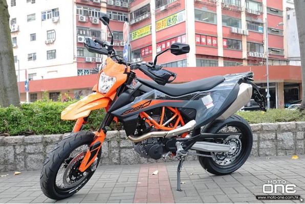 2021 KTM 690 SMC R - 歐五規格+橙配水泥灰新色抵港