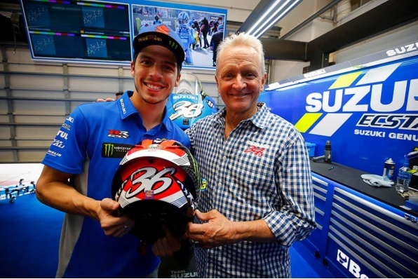 1993 GP500冠軍遇上2020 MotoGP冠軍- 史雲斯斜體風格車身號碼及星星圖案AGV頭盔，向前輩致敬 (接受預訂)