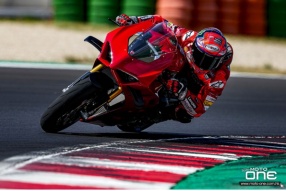 2022 Ducati Panigale V4S-幫助騎士造更快圈速 