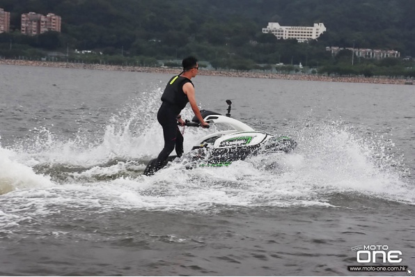 水上電單車—高速掟彎要搬身，同磨包動作好相似（亞洲國際遊艇駕駛學院）