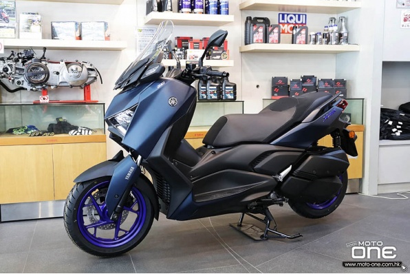 2023 YAMAHA XMAX 300 新款雙屏幕錶板 - 可連接電話及GPS導航