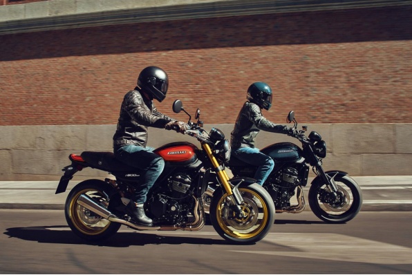 復古對決:2026 KAWASAKI Z900RS 電子升級迎戰 CB1000F