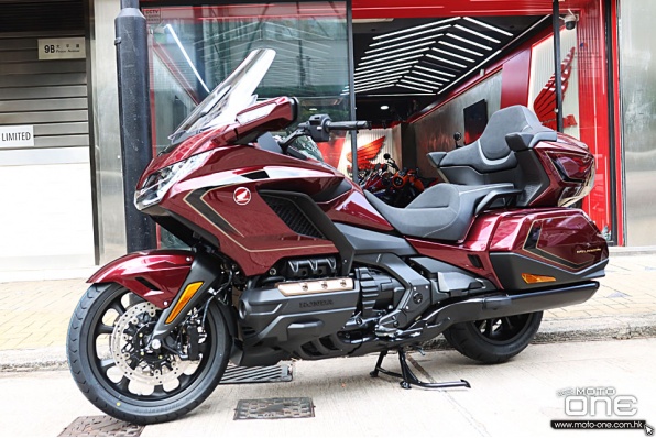 2026 Honda Gold Wing Tour Airbag DCT 50週年紀念版 - 金屬紅色抵港