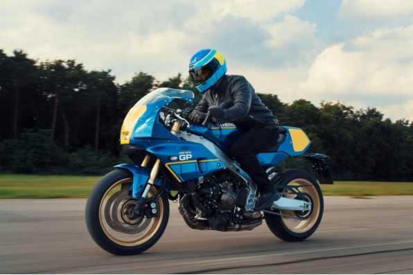 (新車介紹) 2027 YAMAHA XSR900 GP Legend Blue新拉花登場｜致敬Christian Sarron經典1988年YZR500戰車