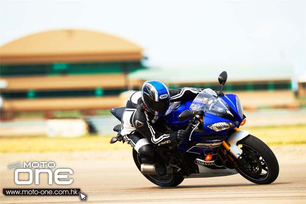 2013_yamaha_yzf_r6_29.jpg